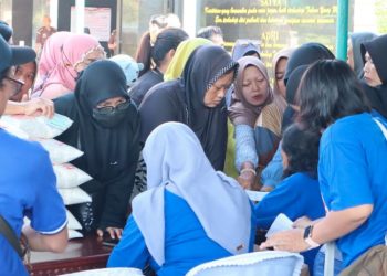 200 Paket Sembako di Pasar Murah Rembang Ludes Diserbu Warga - Harianmuria 200 Paket Sembako di Pasar Murah Rembang Ludes Diserbu Warga