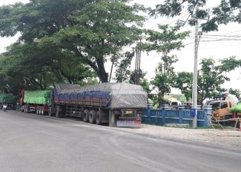 H+3 Lebaran, Parkir di Pangkalan Truk Rembang Membludak hingga Pinggir Jalan