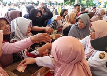 Pasar Murah di Alun-Alun Kendal Diserbu Warga, Paket Sembako Dijual Rp50 Ribu