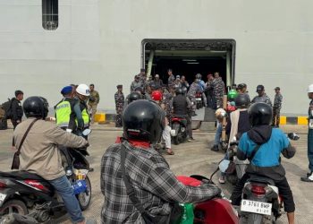 Ratusan Pemudik dari Semarang Balik ke Jakarta Naik Kapal Perang - Harianmuria Ratusan Pemudik dari Semarang Balik ke Jakarta Naik Kapal Perang