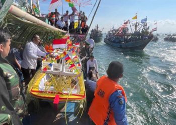 Prosesi Larung Kepala Kerbau Tradisi Lomban Jepara Sedot Perhatian Wisatawan