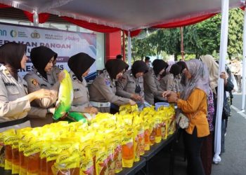Warga Serbu Pangan Murah di Kudus, Paket Beras dan Minyak Hanya Rp136 Ribu
