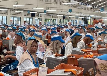 Buruh di Kudus Gelar Kerja Bakti Sambil Suarakan Aspirasi saat May Day