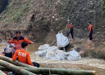 Pasca Longsor Kali Gelis Kudus, BPBD Pasang 60 Karung Jumbo Cegah Bencana Susulan - Harianmuria Pasca Longsor Kali Gelis Kudus, BPBD Pasang 60 Karung Jumbo Cegah Bencana Susulan
