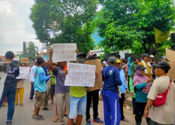 Petani Demo di Kantor Dispertan Pati, Minta Kuota Pupuk Subsidi Ditambah