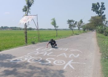 Vandalisme "Wisata Jalan Bosok", Bentuk Protes Warga Blora Terhadap Kondisi Jalan Provinsi - Harianmuria Vandalisme “Wisata Jalan Bosok”, Bentuk Protes Warga Blora Terhadap Kondisi Jalan Provinsi