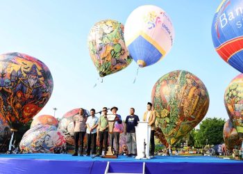 Festival Balon Udara Raksasa di Alun-alun Kudus Diserbu Ribuan Warga