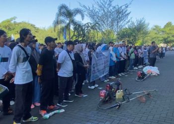 Sambil Bersih Lingkungan, Buruh di Kudus Desak Pembentukan Regulasi Baru Ketenagakerjaan