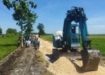 Warga Ngrowo Blora Patungan Perbaiki Jalan hingga Sewa Ekskavator - Harianmuria Warga Ngrowo Blora Patungan Perbaiki Jalan hingga Sewa Ekskavator