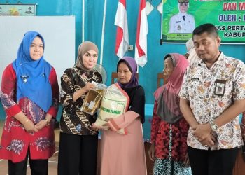 Bupati Kendal Salurkan 450 Paket Bantuan Pangan ke Warga Tanjungmojo