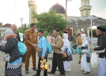Bupati Klaten Sambut Kepulangan Jemaah Haji, Ada yang Bawa Unta - Harianmuria Bupati Klaten Sambut Kepulangan Jemaah Haji, Ada yang Bawa Unta
