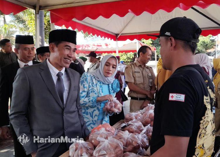 Fresh dari Peternak Lokal, Bazar Telur Ayam di Kendal Patok Harga Cuma Rp22 Ribu - Harianmuria Wakil Bupati Kendal, Benny Karnadi, mengunjungi bazar telur segar di Alun-Alun Kendal pada Senin, 29 Juni 2026. (Anik Kustiani/Harianmuria.com)