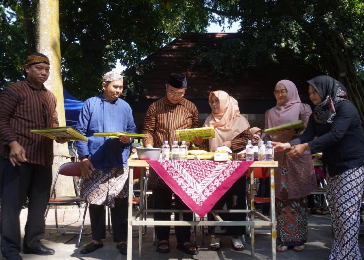 Luruskan Mitos Gunung Kemukus, Pemkab Sragen Perkuat Narasi Sejarah dan Budaya - Harianmuria Pemerintah Kabupaten Sragen memperkenalkan tradisi baru Bancakan Ageng Kemukus bertepatan pada pergantian tahun baru Islam di Galeri Kemukus pada Selasa, 16 Juni 2026. (fok Diskominfo Sragen/Harianmuria.com)