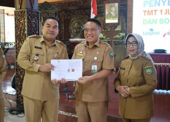 Sekda Blora Terima SK Pensiun Setelah Mengabdi 31 Tahun