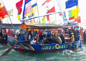 Tradisi Sedekah Laut di Gempolsewu Kendal Disambut Antusias Warga