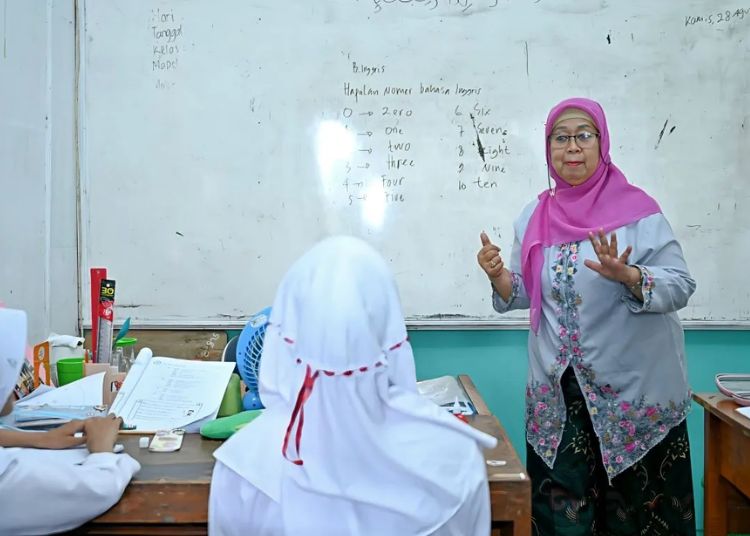 Bakal Dapat Tunjangan Rp1,2 Juta per Bulan, Kemenag Jepara Perbarui Data Guru Madrasah-Ponpes - Harianmuria ILUSTRASI: Seorang guru madrasah mengajar pelajaran Bahasa Inggris. (Antara/Harianmuria.com)
