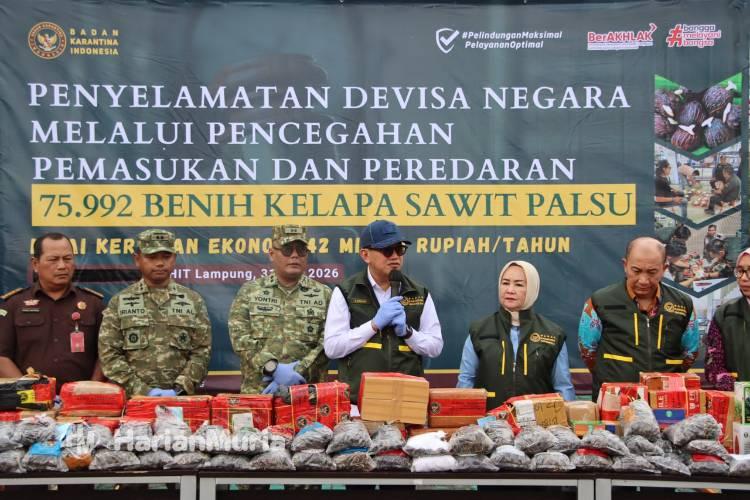 Barantin Gagalkan 75.992 Bibit Sawit Ilegal di Lampung - Harianmuria Kepala Badan Karantina Indonesia Abdul Kadir Karding melakukan konferensi pers.