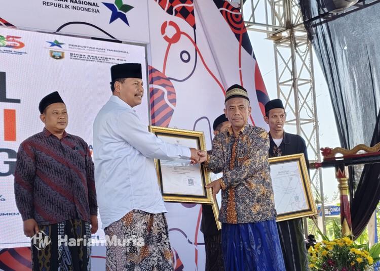 Manuskrip Kuno Masjid Jami Lasem Rembang Raih Sertifikat Registrasi Nasional - Harianmuria Bupati Rembang, Harno, menyerahkan sertifikat pengakuan manuskrip Masjid Jami Lasem dalam Registrasi Nasional Naskah Kuno pada acara Festival Literasi Rembang, Sabtu, 25 Juli 2026. (Vicky Rio/Harianmuria.com)