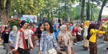 Sambut Hari Kebaya Nasional, 200 Perempuan Berkebaya Meriahkan CFD Grobogan