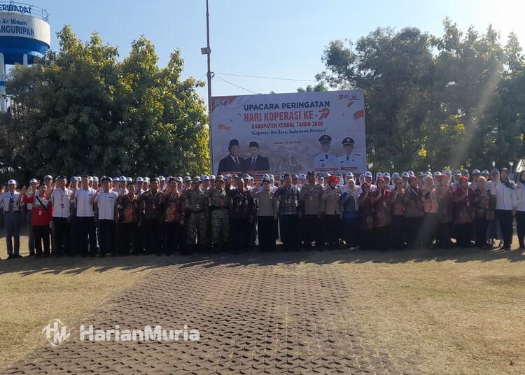 70 Capaskibraka Kendal Mulai Digembleng, Bupati Tika Pesan Disiplin dan Jaga Kesehatan - Harianmuria Bupati Kendal, Dyah Kartika Permanasari, berfoto dengan Capaskibraka di Alun-alun Kendal, Jumat, 24 Juli 2026. (Anik Kustiani/Harianmuria.com)