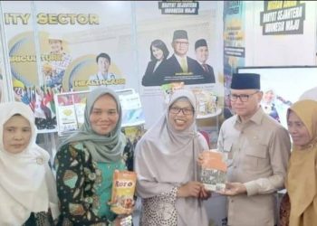 Menteri Pelindungan Pekerja Migran Indonesia (P2MI) Mukhtarudin bersama para purna PMI yang telah sukses menjadi pengusaha. (Dok. KP2MI)
