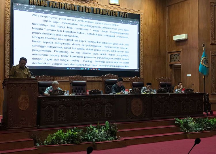Sorot Evaluasi APBD 2025 Pemkab Pati, Muntamah: Harus Ditingkatkan - Harianmuria Pelaksana tugas Bupati Pati, Risma Ardhi Chandra, membacakan pertanggungjawaban hasil laporan Badan Pemeriksa Keuangan (BPK) atas penggunaan APBD tahun 2025 pada rapat paripurna di Gedung DPRD setempat pada Senin, 22 Juni 2026. (dok for Harianmuria.com)