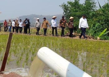 Dongkrak Produksi Pertanian, Kendal Terima Bantuan 4 Traktor dan 17 Pompa Air