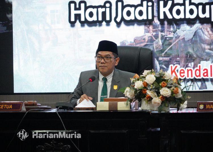 Hari Jadi ke-421 Kendal, DPRD Ingatkan Pemkab Tak Hanya Fokus Bangun Infrastruktur - Harianmuria Ketua DPRD Kendal, Mahfud Sodiq, memimpin rapat paripurna dalam rangka Hari Jadi Kabupaten Kendal ke-421 di gedung dewan setempat pada Senin, 27 Juli 2026. (dok for Harianmuria.com)