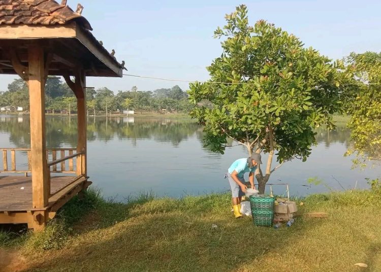 Jaga Kebersihan Tempat Wisata, Dewan Pati Ajak Semua Pihak Tingkatkan Kesadaran Lingkungan - Harianmuria Petugas membersihkan sampah di wisata Poncodan, Kecamatan Gembong, Kabupaten Pati. (dok for Harianmuria.com)