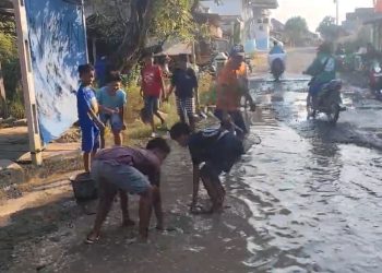 Jalan Berlubang Diisi Ikan Lele Jadi Simbol Protes ke Pemkab, DPRD Pati Apresiasi Kritik Warga - Harianmuria Jalan Berlubang Diisi Ikan Lele Jadi Simbol Protes ke Pemkab, DPRD Pati Apresiasi Kritik Warga