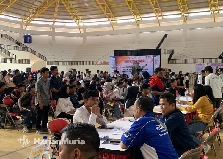 Buka 4.703 Lowongan, Kendal Job Fair 2026 Diserbu Ribuan Pencari Kerja - Harianmuria Para pencari kerja menyerbu Kendal Job Fair 2026 di Kendal Sport Center, Rabu, 22 Juli 2026. (Elza Nur Fauziah/Harianmuria.com)