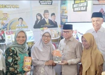 Menteri Pelindungan Pekerja Migran Indonesia (P2MI), Mukhtarudin bersama Darwinah, purna Pekerja Migran Indonesia (PMI) asal Indramayu yang sukses menjadi pengusaha. (Dok. KP2MI)