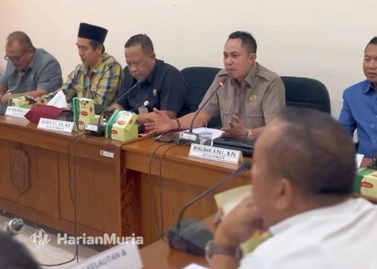 Komisi B DPRD Pati Diwaduli Nelayan Soal Bantuan yang Mandek Sejak 2025 - Harianmuria Ketua Komisi B DPRD Pati Muslihan (keempat kiri) menerima audiensi nelayan di ruang rapat gabungan pada Rabu, 22 Juli 2026. (dok for Harianmuria.com)