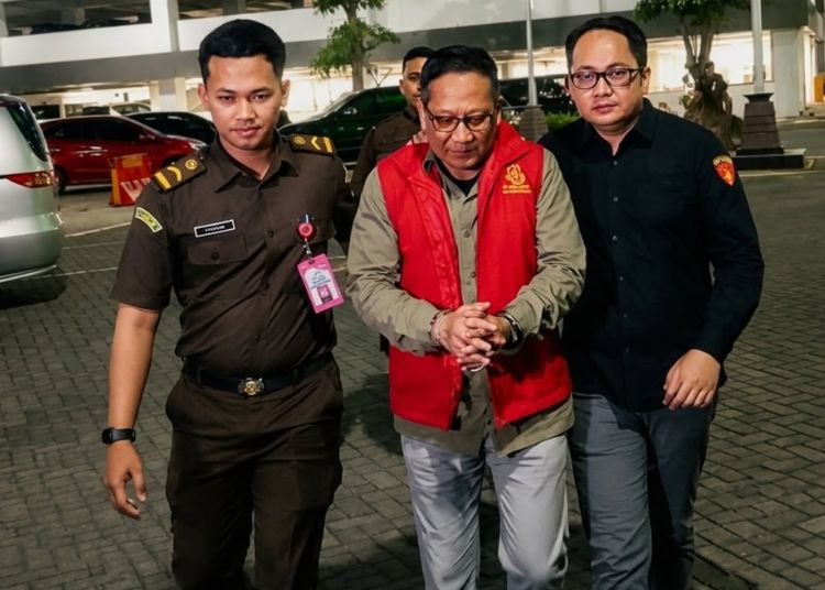 Korupsi Rp10,2 M di Kebun Binatang Surabaya Bikin Fasilitas Rusak dan Kondisi Satwa Kurus - Harianmuria Tersangka korupsi keuangan KBS (rompi merah) saat akan dibawa ke rumah tahanan Kejaksaan Tinggi (Kejati) Jawa Timur, Surabaya, Selasa, 21 Juli 2026. (Antara/Harianmuria.com)