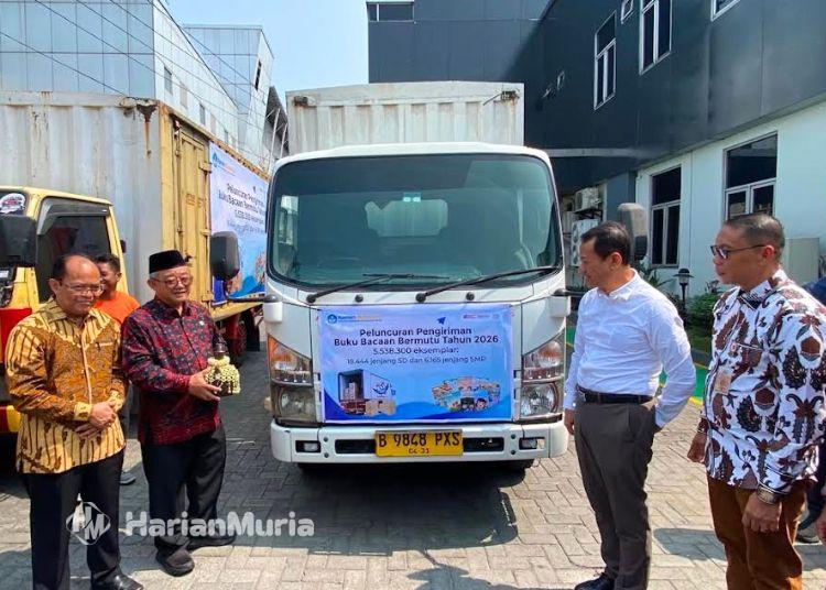Mendikdasmen Lepas Pengiriman 5,5 Juta Buku untuk SD-SMP se-Indonesia dari Kudus - Harianmuria Menteri Pendidikan Dasar dan Menengah Abdul Mu'ti (kedua kiri), Bupati Kudus Sam’ani Intakoris (kedua kanan), melepas pengiriman buku untuk SD dan SMP dari PT Pura Group Kabupaten Kudus pada Jumat, 31 Juli 2026. (Fahtur Rohman/Harianmuria.com)