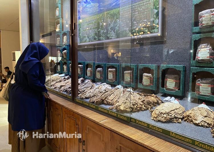 Destinasi Wisata di Kudus Direncanakan Pakai Sistem Tiket Elektronik - Harianmuria Pengunjung melihat koleksi di Museum Kretek Kudus. (Nisa Hafizhotus S./Harianmuria.com)