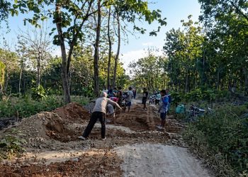 Warga Nglebak Blora Lanjutkan Perbaikan Jalan Swadaya Meski Sekdes Ditangkap Satgas PKH