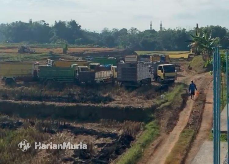Pihak Ponpes Ketar-Ketir Tambang Diduga Ilegal di Kudus Tetap Beroperasi Dekat Pesantren - Harianmuria POTRET: Kendaraan pengangkut material tambang di dekat area Ponpes Tahfidz Modern Al-Aqsa Qutb di Desa Kaliwungu, Kecamatan Kaliwungu, Kabupaten Kudus. (dok for Harianmuria.com)