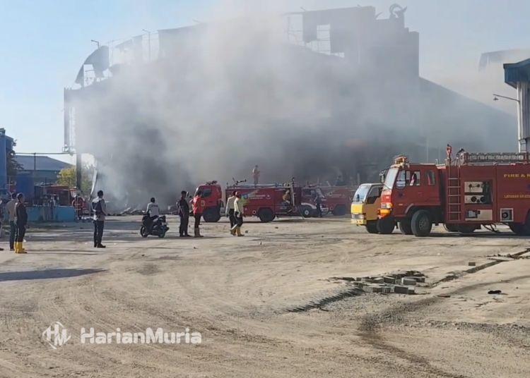Potensi Kebakaran saat Kemarau Tinggi, Dewan Pati Ajak Warga Antisipasi - Harianmuria Suasana luar pabrik pengolahan ikan PT Dua Putra Utama Makmur Tbk yang terbakar pada Sabtu, 6 Juni 2026. (dok for Harianmuria.com)