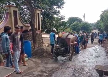 Rusak Parah, Warga Jaten Pati Inisiatif Swadaya Tambal Jalan