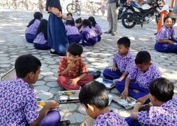Atap Sekolah Ambrol, Siswa SDN Tanggirejo Grobogan Terpaksa Makan MBG di Halaman - Harianmuria Atap Sekolah Ambrol, Siswa SDN Tanggirejo Grobogan Terpaksa Makan MBG di Halaman