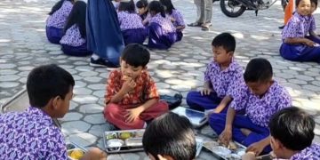 Atap Sekolah Ambrol, Siswa SDN Tanggirejo Grobogan Terpaksa Makan MBG di Halaman