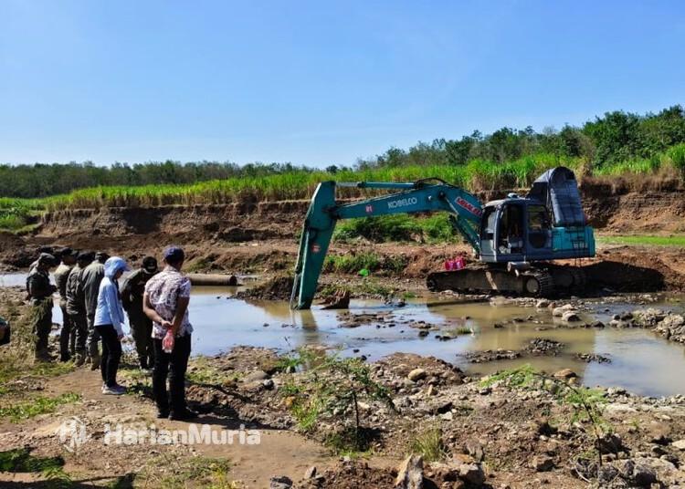 Pemkab Jepara Sidak Tiga Lokasi Tambang Aduan Masyarakat - Harianmuria Tim MBLB Jepara mendapati satu unit ekskavator di lokasi tambang di bibir Sungai Balong, Kecamatan Kembang, Selasa, 28 Juli 2026. (Humas Pemkab Jepara/Harianmuria.com)
