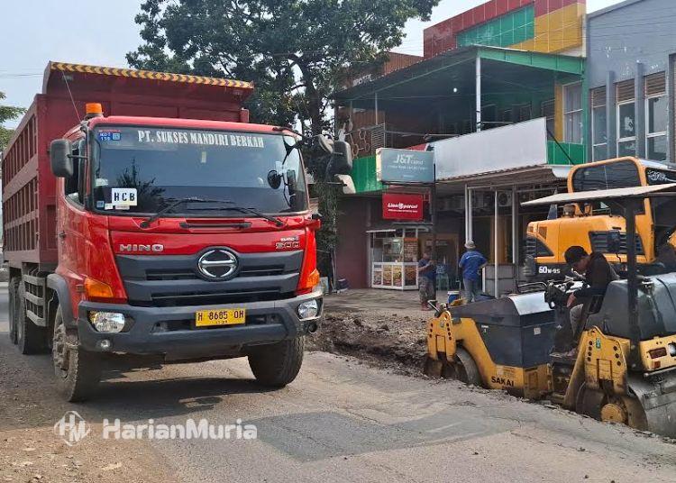 Jalan Kalipancur Semarang Rusak, Diduga Akibat Aktivitas Truk Tambang - Harianmuria Tampak truk dump melintas di Jalan Kalipancur, Kecamatan Ngaliyan, Kota Semarang. (Syahrul Muadz/Harianmuria.com)