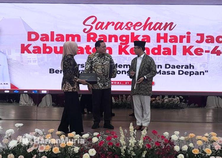 Sukses Berkarir di Tingkat Nasional, Sarasehan Hari Jadi Kendal Hadirkan 2 Tokoh Ini - Harianmuria Suasana acara penyerahan cinderamata oleh Bupati Dyah Kartika Permanasari kepada Komjen Pol Purn Imam Sujarwo dan Dr. H. Mukhamad Mahdum di Pendopo Tumenggung Bahurekso, Selasa, 21 Juli 2026. (Anik Kustiani/Harianmuria.com)