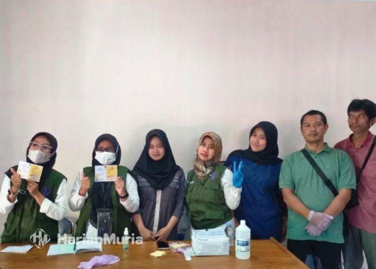 Vaksin Rabies Gratis Diserbu Warga di Pasar Tani Hari Jadi Rembang - Harianmuria Tim pelayanan kesehatan hewan usai memberikan vaksin rabies gratis pada gelaran Pasar Tani di Kabupaten Rembang pada Jumat, 24 Juli 2025. (Vicky Rio/Harianmuria.com)