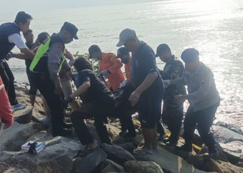 Warga Temukan Mayat Tanpa Identitas di Pantai Tasikagung Rembang, Ada Luka di Dahi dan Kepala