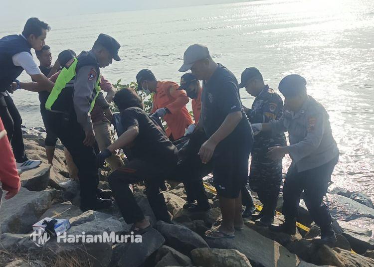 Warga Temukan Mayat Tanpa Identitas di Pantai Tasikagung Rembang, Ada Luka di Dahi dan Kepala - Harianmuria EVAKUASI: Petugas kepolisian bersama warga mengevakuasi mayat tanpa identitas yang ditemukan di tepi Pantai Tasikagung Dukuh Rembangan, Desa Tasikagung, Kecamatan Rembang pada Rabu, 29 Juli 2026. (dok for Harianmuria.com)
