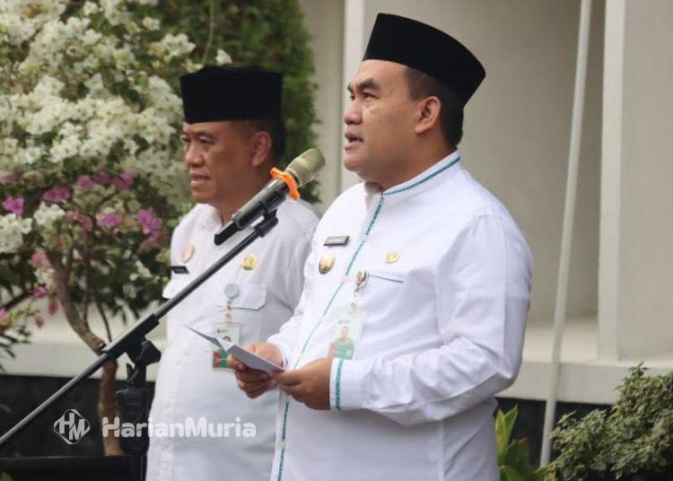 Komang Gede Irawadi Pensiun, Dasiran Bakal Jadi Pj Sekda Blora - Harianmuria Bupati Blora Arief Rohman saat memimpin apel perpisahan Sekda Komang Gede Irawadi. (Dok. Pemkab Blora/Harianmuria.com)