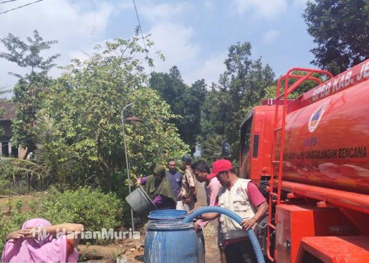 Ratusan KK di Keling Jepara Krisis Air Bersih Imbas Jaringan Pipa Rusak - Harianmuria Petugas BPBD Jepara mendistribusikan air bersih di Desa Tunahan, Kecamatan Keling. (Dok. BPBD Jepara/Harianmuria.com)